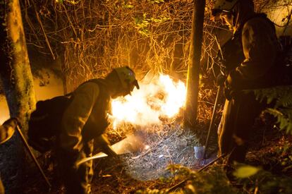 Efectivos de la UME y brigadistas han trabajado toda la noche en Carnota