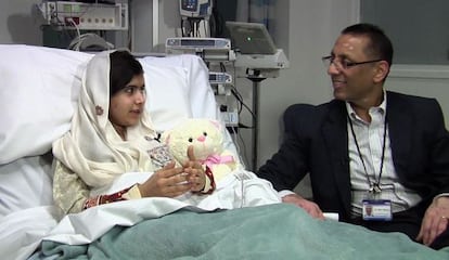 Malala Yousafzai, este lunes tras superar una nueva operación, en el hospital Queen Elizabeth de Birmingham.