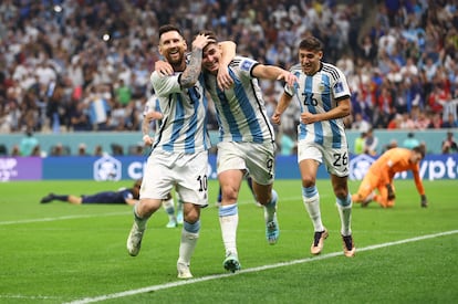 Julián Álvarez, celebrando su primer gol junto a Lionel Messi.