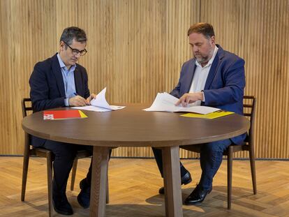 Félix Bolaños y Oriol Junqueras firman el pacto de investidura entre PSOE y ERC, el 2 de noviembre.