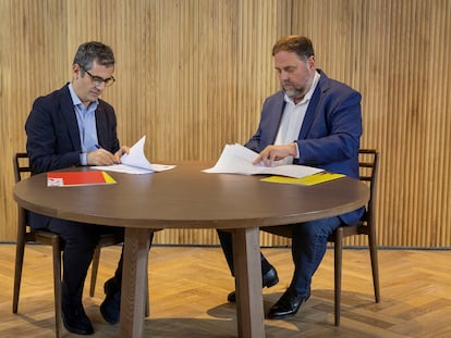 El ministro de la Presidencia, Félix Bolaños, y el presidente de ERC, Oriol Junqueras, firmando, este jueves, el acuerdo.