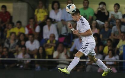 Bale cabecea el balón durante el partido.