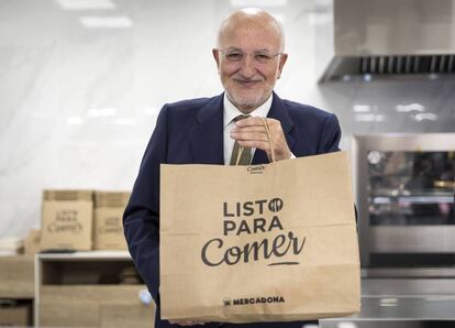 Juan Roig, presidente de Mercadona, con una bolsa de la empresa