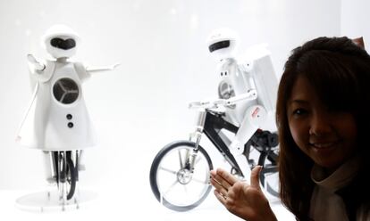 En la feria tecnológica Ceatec de Japón, hay otras novedades e inventos. Murata Manufacturing muestra su prototipo de bicicleta conducida por un robot.