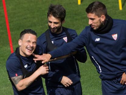 Carriço, Pareja y Roque Mesa bromean en el entrenamiento.