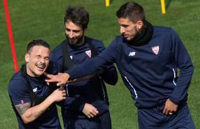 Carriço, Pareja y Roque Mesa bromean en el entrenamiento.