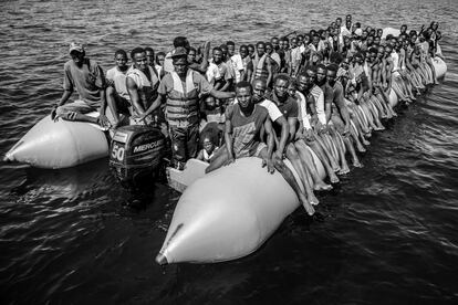 Una balsa con más de 200 personas permanece a flote en la costa de Libia en el año 2017. Tomé la imagen después de convivir semanas a bordo del barco alemán Lifeline junto a su tripulación, formada por alemanes, españoles, italianos y holandeses. Su misión era auxiliar a los miles de personas que cada año intentan cruzar desesperadamente el Mediterráneo para intentar llegar a Europa y poder tener una vida digna. Después de ser rescatados y conocer algunas historias personales, me pareció que esta imagen sencilla y frontal era el reflejo de que la esclavitud de hace cientos de años todavía continúa existiendo.