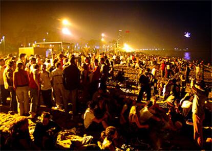 Miles de barceloneses acudieron a la playa de la Barceloneta para celebrar la verbena.