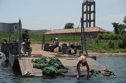 Norcoreanos a orillas del río Yalu, cerca de la ciudad de Sinuiju, unida a la ciudad china de Dandong por el Puente de la Amistad Sinocoreana.