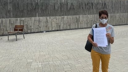 Onalia Bueno, alcaldesa de Mogán, lleva a la Fiscalía las denuncias de agresión sexual y prostitución, este martes.