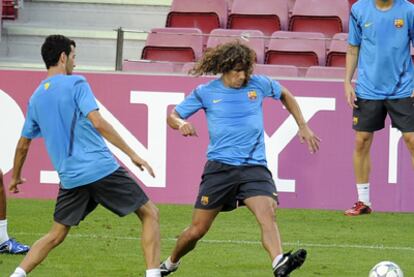 Busquets y Puyol, durante el entrenamiento de ayer.