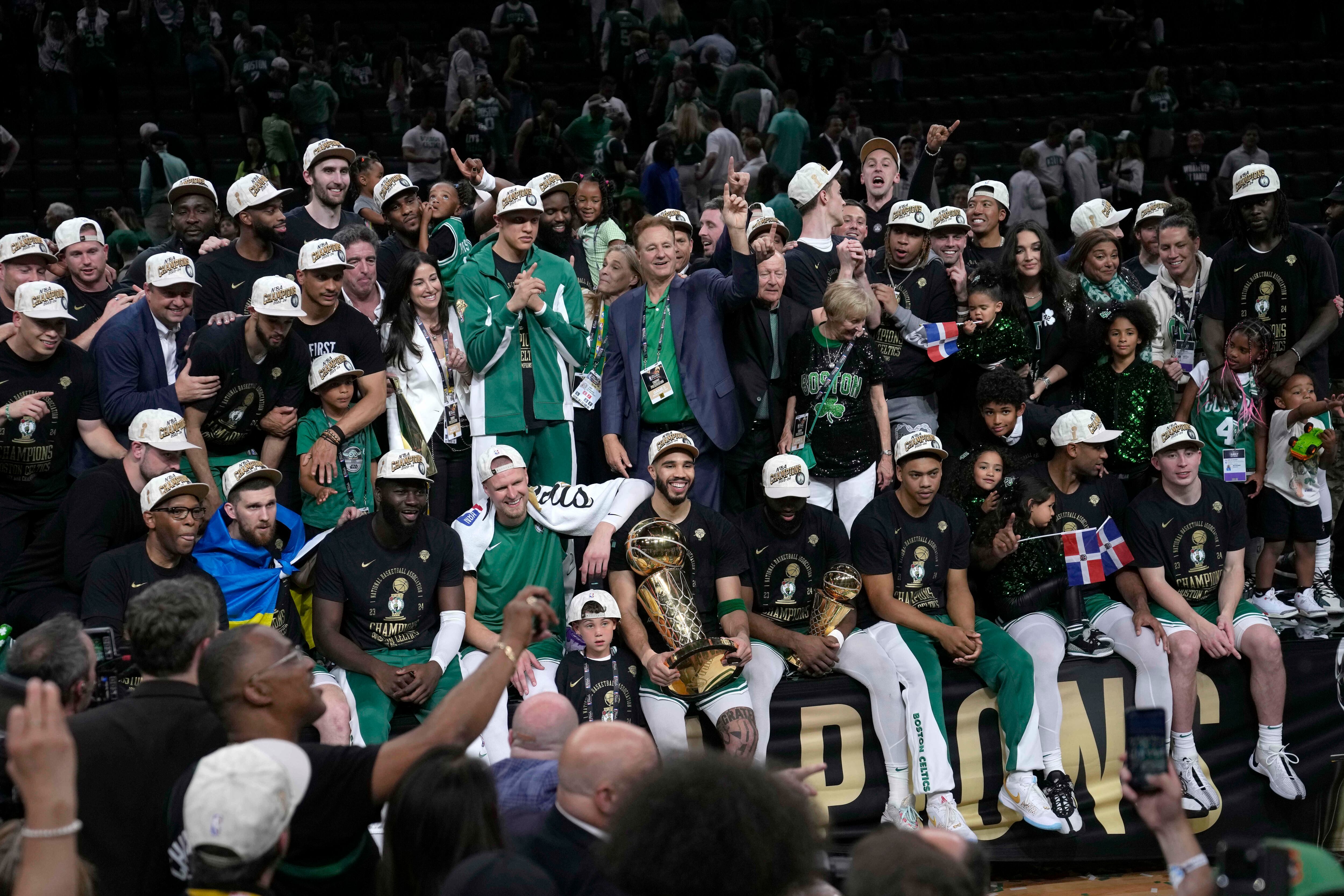 Jugadores y equipo técnico de los Celtics posan para los medios gráficos. 