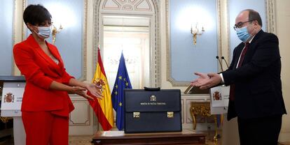 La ministra de Política Territorial, Isabel Rodríguez, en el traspaso de cartera con su predecesor, Miquel Iceta.