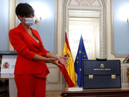 La ministra de Política Territorial, Isabel Rodríguez, en el traspaso de cartera con su predecesor, Miquel Iceta.