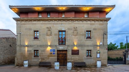 La ubicación del hotel Villa de Ábalos le hace un punto de partida idóneo para visitar numerosas bodegas y localidades cercanas.