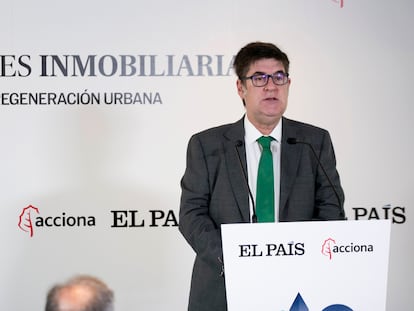 Ricardo de Querol, subdirector de EL PAÍS, durante el foro 'Nuevas soluciones inmobiliarias para impulsar la regeneración urbana'.