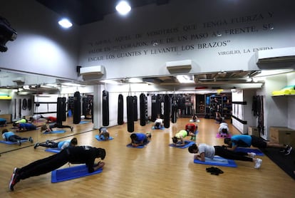 Sesión de ejercicio físico en una de las clases de un gimnasio en Madrid.