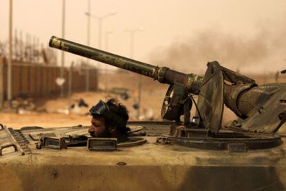 Un rebelde libio dirige su tanque hacia la línea del frente en la ciudad de Ajdabiya, al este del país.