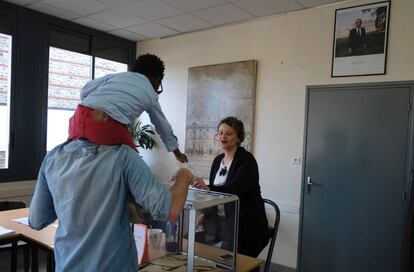 Un niño deposita el voto de su acompañante en Toulouse.