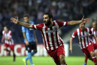 Arda Turan celebra el 1 a 2.