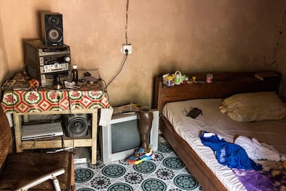 La pierna protésica de Sheku Turay es fotografiada en su casa de Freetown el 12 de abril de 2022. 