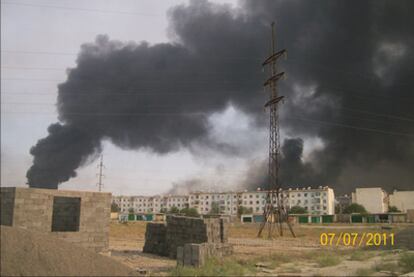 Imagen del humo provocado por la explosión de arsenales militares en la ciudad de Abadán.