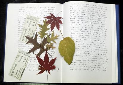 Varias hojas, dentro de uno de los cuadernos del archivo personal de Antonio Muñoz Molina.