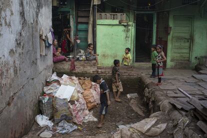 Niños de Dharavi en una calle llena de cartones.