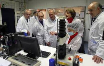 El diputado general de Gipuzkoa, Martín Garitano (3i), junto el presidente y el director de Innovación de la patronal guipuzcoana Adegi, Peio Guibelalde (i), y Patxi Sasigain (2i), respectivamente, durante la visita que han realizado hoy a la planta que la empresa Angulas Aguinaga tiene en Irura y que sufrió importantes daños materiales por un atentado cometido por ETA en 2005.