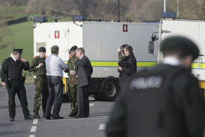 Artificieros, militares y agentes de la policía del Ulster en el lugar donde explotó la bomba.