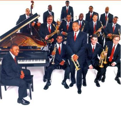 Wiynton Marsalis, (de pie en primera fila) y la Lincoln Centrer Jazz Orchestra