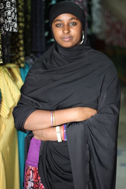 Myriam Halima tiene 22 años y junto a su hermana Katuma de 24 regenta un comercio de zapatos. Al igual que otros compatriotas, ellas tienen raíces somalíes aunque nacieron en Kenia, en concreto en Lamu, una isla al norte del país. “Desde los ataques terroristas al centro comercial Westgate, los turistas que pasan por nuestro comercio son muy pocos pero la vida aquí sigue igual de frenética y agitada. Diría que en términos comerciales y políticos nada ha cambiado. El Gobierno nos tiene abandonados”, asegura Myriam.