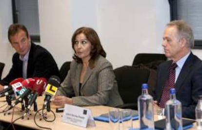 Los parlamentarios europeos Antolín Sanchez Presedo (d), Dolores García Hierro y Chris Davies (i). EFE/Archivo.