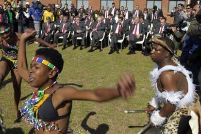 La expedición española contempla la ceremonia de bienvenida a Potchefstroom.