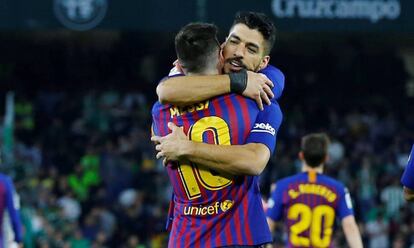 Messi se abraza con Suárez.