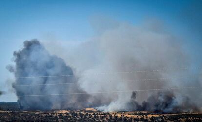 Columnas de humo del incendio que ha arrasado parte del término de Villarrasa (Huelva), este sábado.