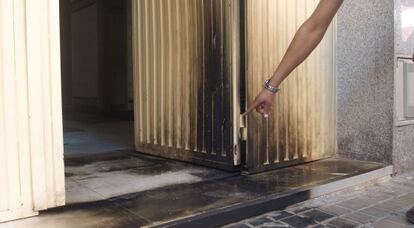 El fuego dañó la puerta de la mezquita.