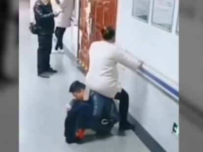 El vídeo fue compartido por la policía de Hegang (China) y ha generado un gran debate tras volverse viral