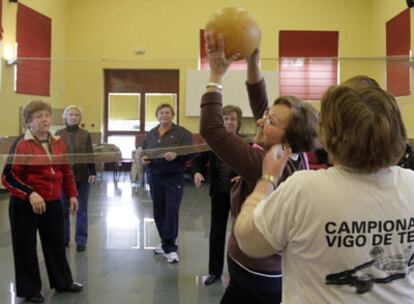 Un grupo de jugadoras de cachibol, ayer, entrenando en la Asociación de Veciños de la parroquia viguesa de Coruxo.