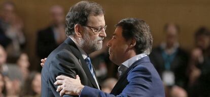 Rajoy y González se saludan tras la intervención del presidente regional en la convención del PP.