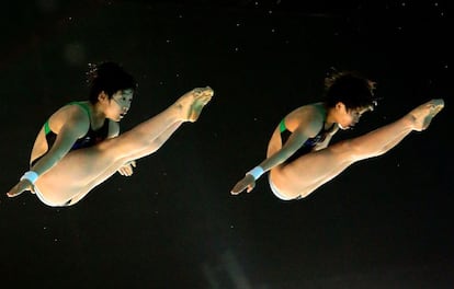 Las chinas Xing Yiying y Wang Wenna saltan para ganar el oro desde el trampol&iacute;n de 10 metros en el campeonato asi&aacute;tico de nataci&oacute;n.