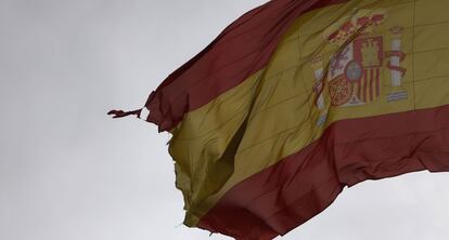 La bandera de Espa&ntilde;a de la Plaza de Col&oacute;n, desgarrada por el viento.