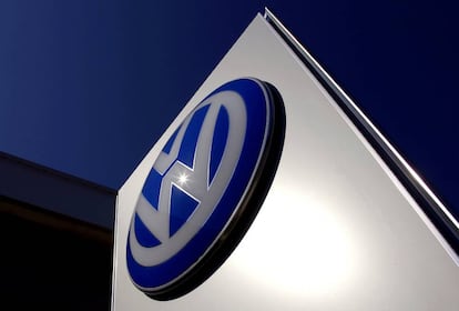 Emblema de Volkswagen a la entrada de un concesionario en Australia.