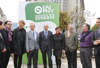 Candidatos del PNV de Bizkaia antes del acto que celebraron ayer, en Bilbao.