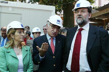 Mariano Rajoy y Ana Pastor, junto al director del Museo Provincial de Pontevedra, Carlos Valle, durante la visita a las obras de ampliación.