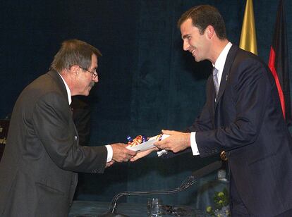 El Príncipe Felipe le hace entrega al literato alemán Gunter Grass del Premio Príncipe de Asturias a las Letras, correspondiente al año 1999.