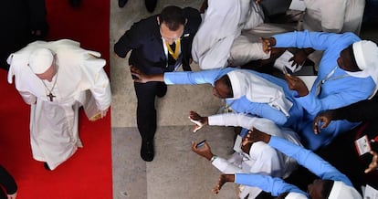 Un grupo de monjas saluda al papa Francisco a la entrada de este en la catedral de la Inmaculada Concepción de Maputo.