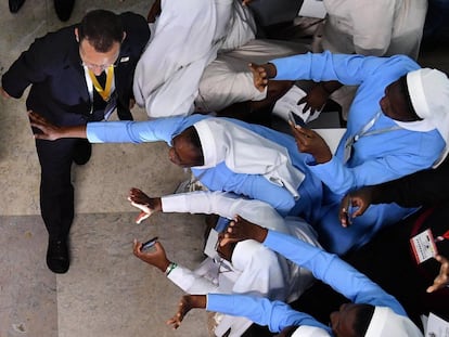 Un grupo de monjas saluda al papa Francisco a la entrada de este en la catedral de la Inmaculada Concepción de Maputo.