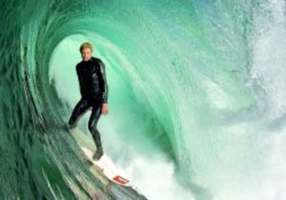 Surfero en Tasmania (Australia).