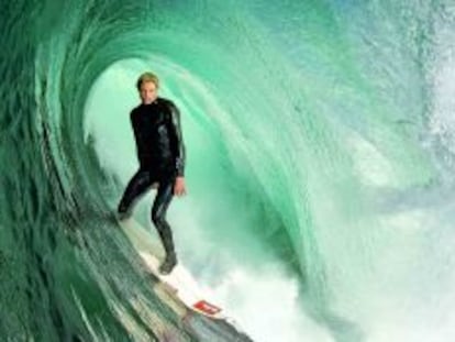 Surfero en Tasmania (Australia).